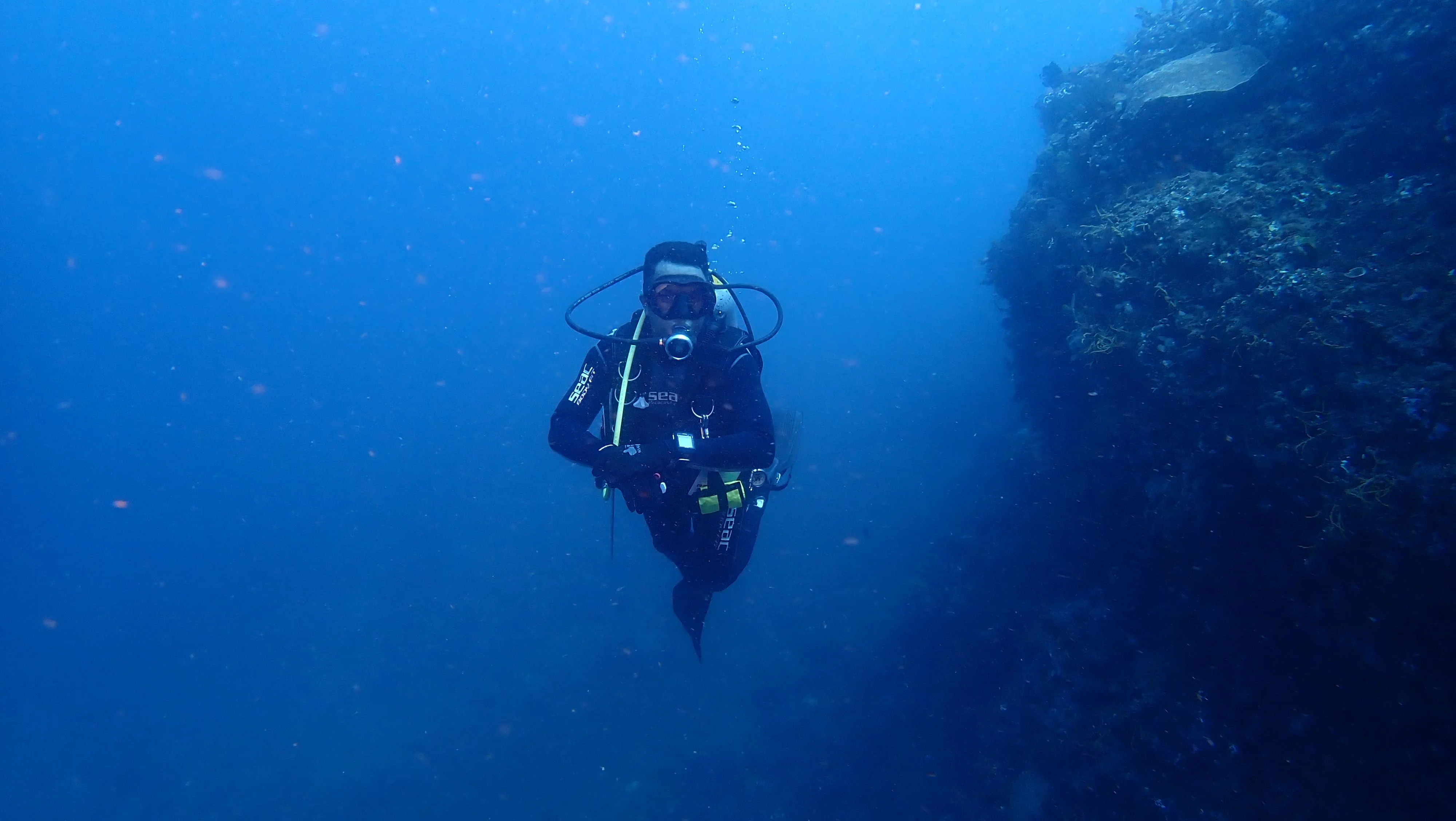 Divers learning Nitrox (Enriched Air) in Anilao